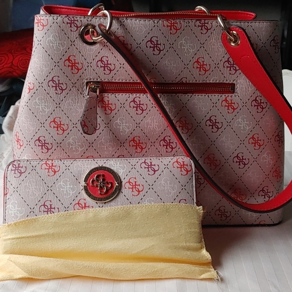 Guess purse and matching wallet - Picture 1 of 2